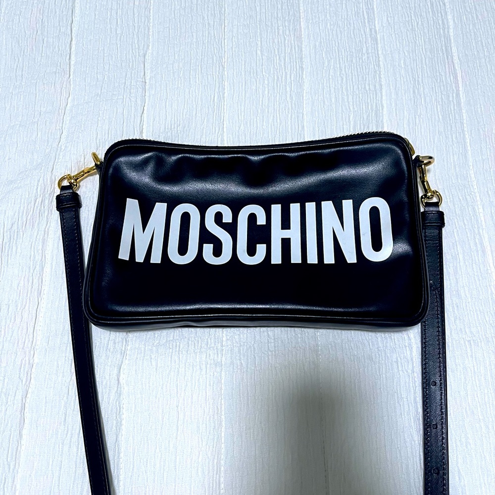 ✨✨ Authentic Moschino logo Black Leather crossbody/ clutch bag ✨✨